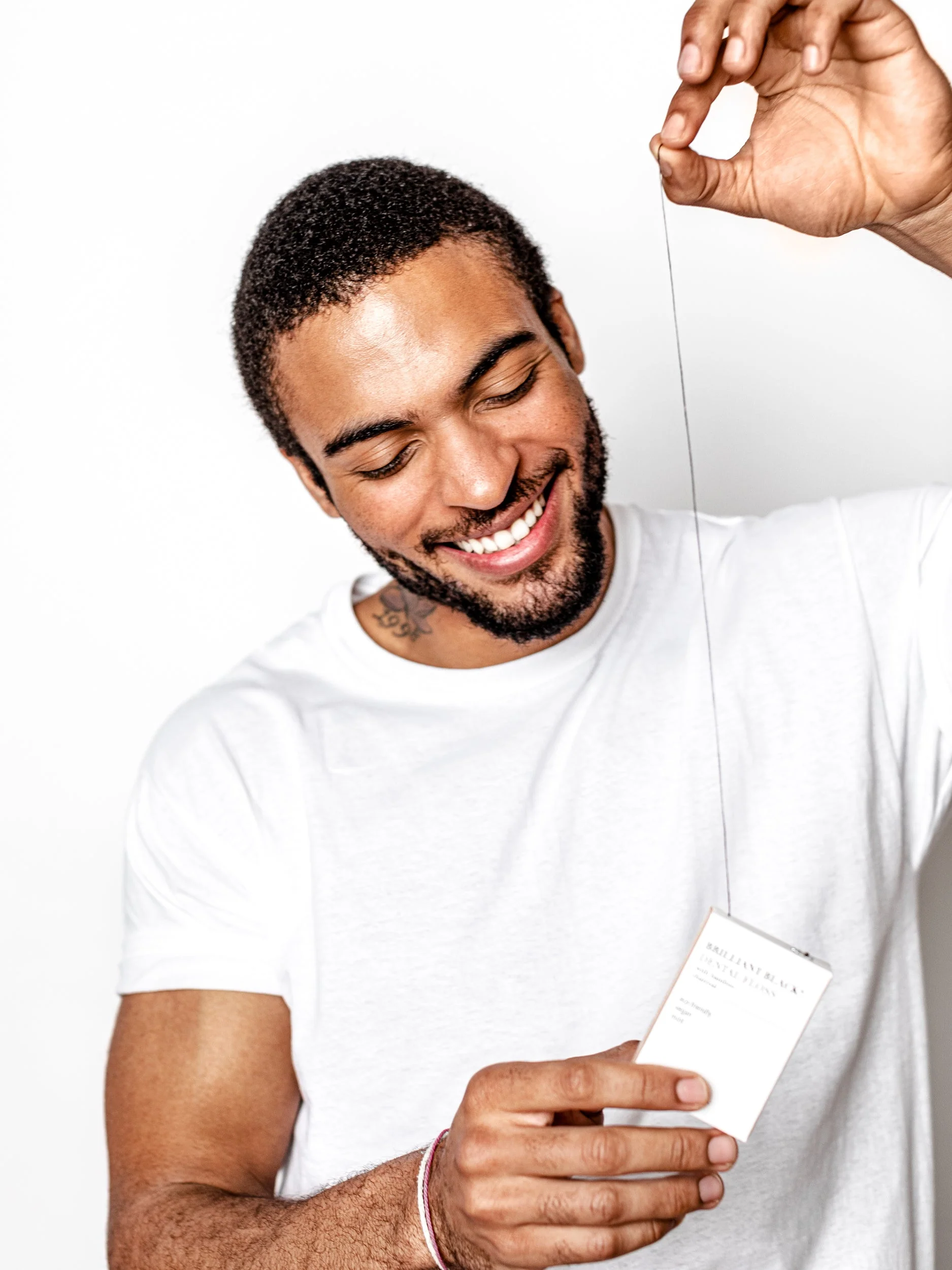 Brilliant Black® Floss – Whitens Between Teeth Naturally - Image 4